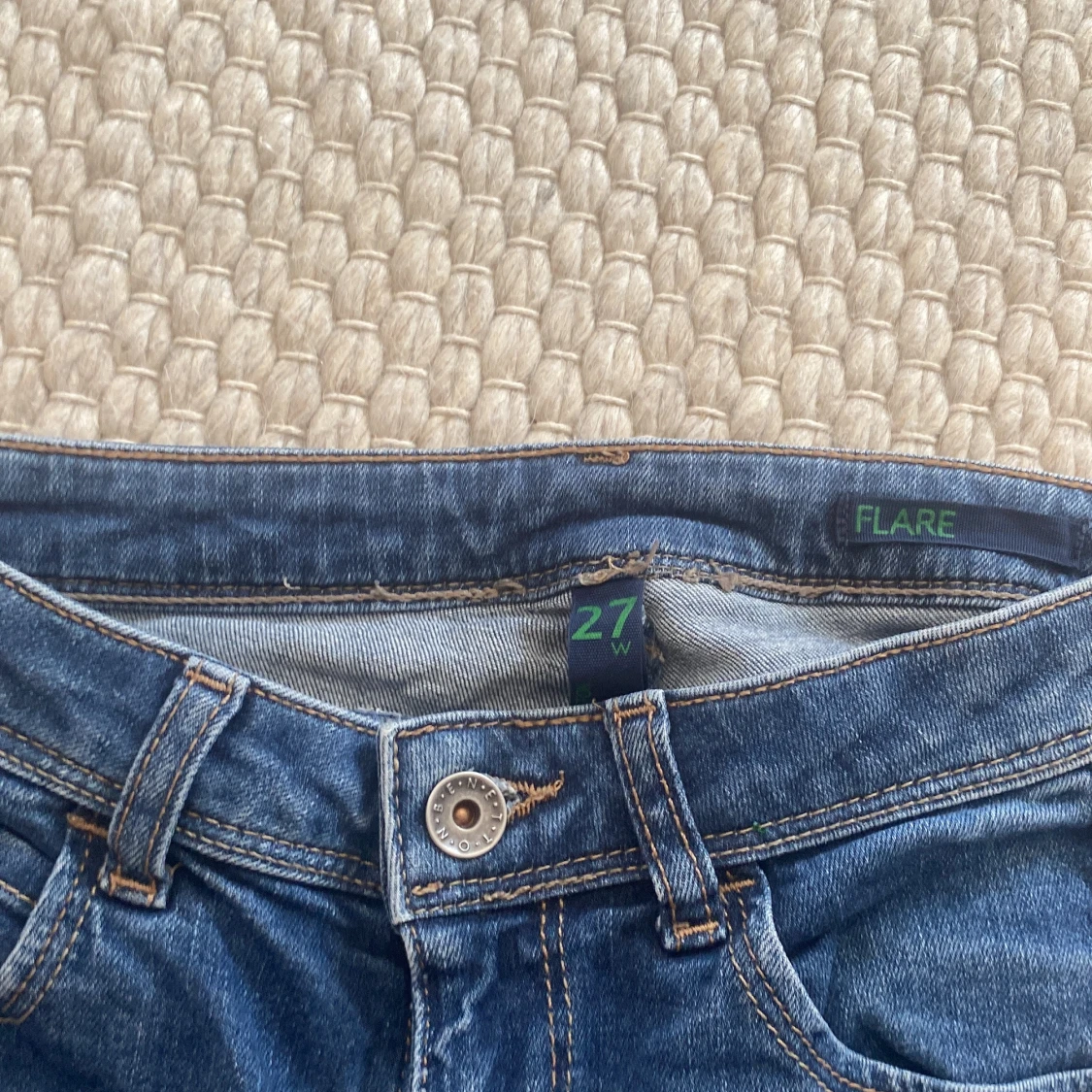 Blå flare jeans i storlek 27 - 2