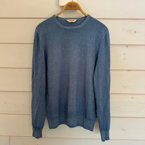 Stickad Gran sasso tröja - Storlek 50 / M - Säljer en jättefin stickad gran sasso tröja. Den är i storlek 50, sitter som M soch i mycket bra skick. Inga hål eller liknande. Hör gärna av er vid frågor och funderingar! OBS! Det blir ljusrött i mitten av varje bild, det är ljuset som gör det. Vänliga hälsningar😁