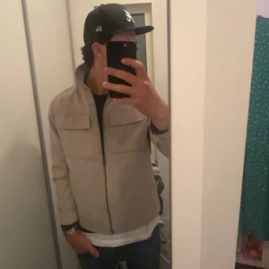 Jack & Jones jacka - Säljer denna feta jacka från Jack and Jones som är oanvänd, den är lite för liten för mig, är 185 så borde passa bra om du är runt 180. Riktigt snygg och skön och perfekt till hösten. Har två stora fickor på framsidan och en innerficka, har riktigt skönt material på insidan (bild 4) så den är riktigt skön och varm, hör av dig om du är intresserad!