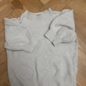 Ljusgrå stickad tröja Vero Moda - Använd 1-2 gånger🤍