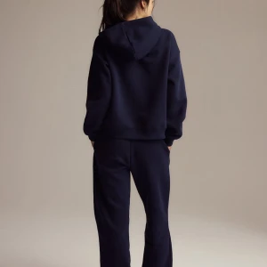 Mörkblå hoodie - Fin hoodie från Gina. Använd men inga defekter!