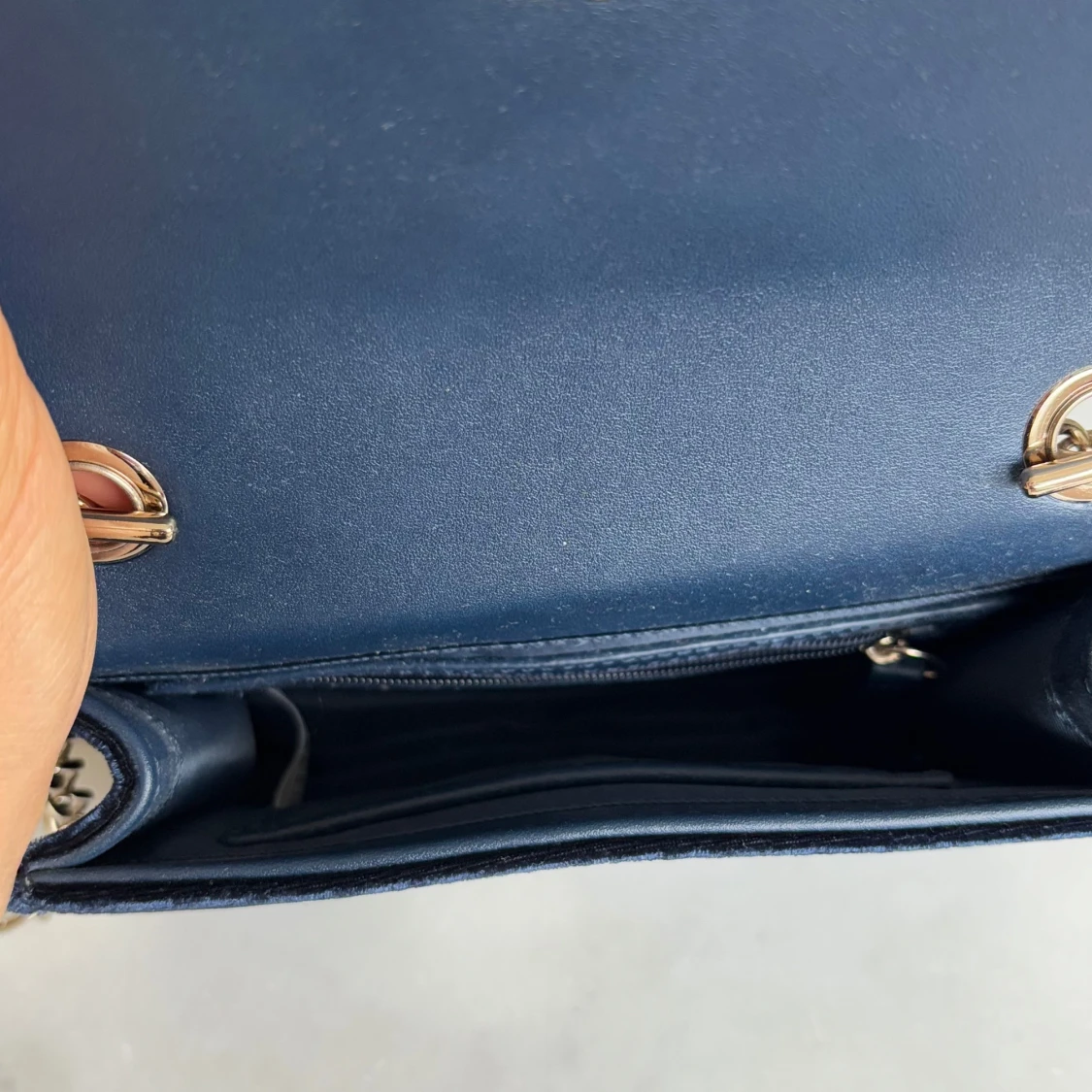 Mörkblå axelväska i sammet Valentino - 4