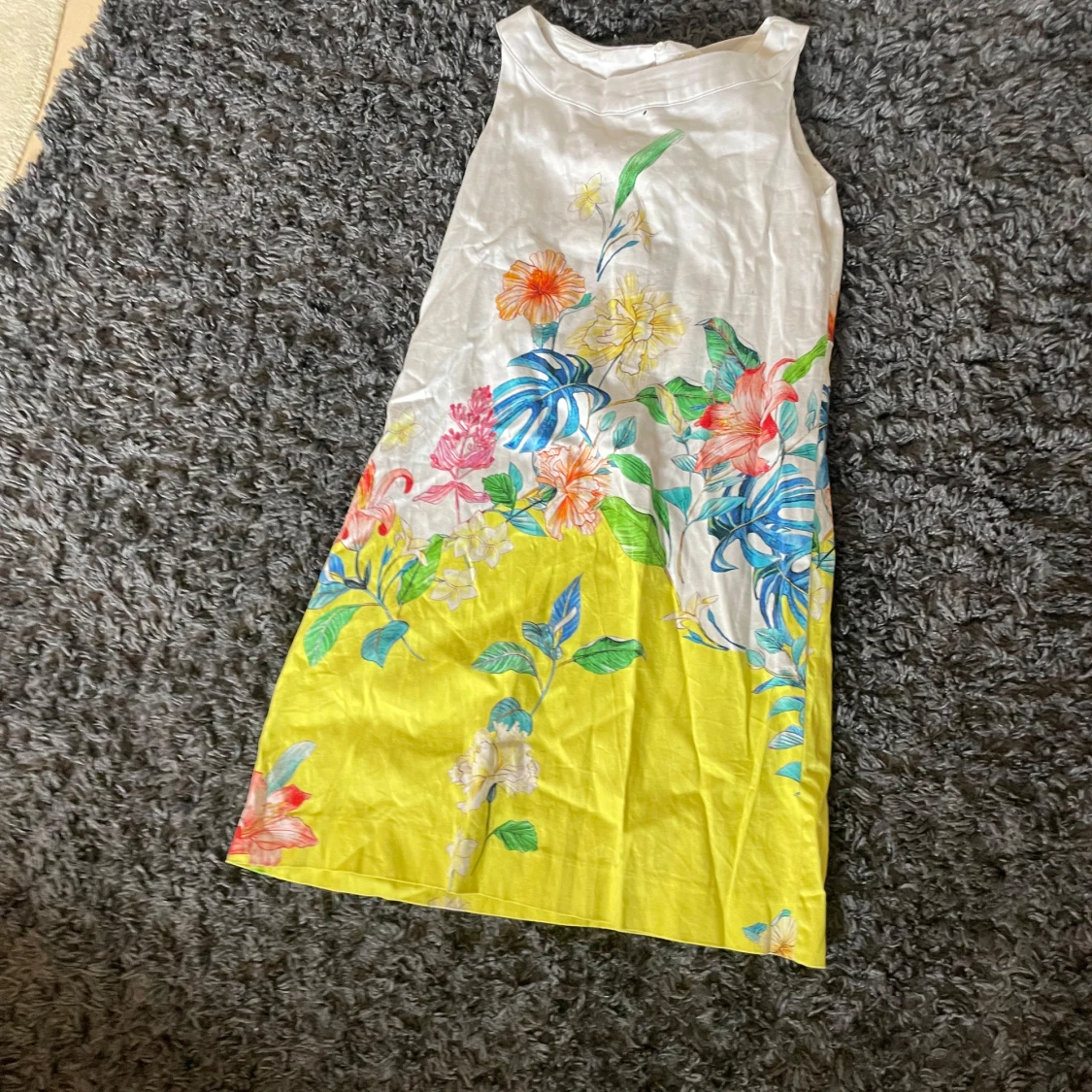 Vit och gul blommig långklänning Zara Girls