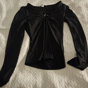 Fest topp svart  - Säljer denna svarta fest topp som är i storlek XS och den är från hm💕