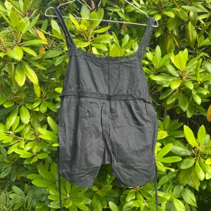 Svart linnetopp med spetsdetaljer - Vintage y2k linne med snörning. Somrig och luftig! 