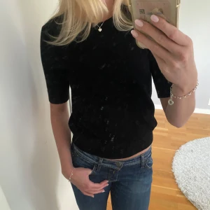 Svart stickad topp från Zara - Enkel och stilren svart stickad topp från Zara med rund halsringning och halvlånga ärmar, mjuk och skön. Passar xs/s😍