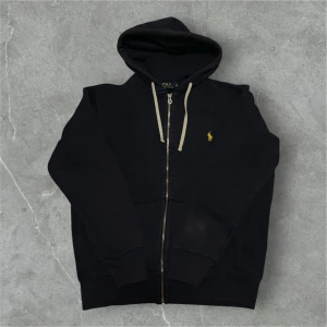 Polo Ralph Lauren Zip Hoodie Mörkblå - 📍Storlek: M  💪🏽Skick: Mycjet Bra!  📐Mått: Längd:57cm Axelbredd: 47cm  📎Material: 84% bomull 16% polyester  📦Skickar alltid inom 24h  💸Köp fler plagg för att få billigare pris  ✅Äkthetsgaranti