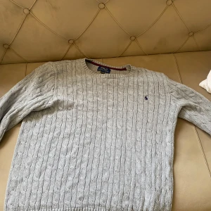 Ralph lauren  - Tjena, en ganska fin Ralph lauren tröja som är i barnstorlek XL vilket motsvarar S-M i vanlig herr storlek riktigt skön tröja passar med många olika kläder. Pris går att diskutera vid snabb affär
