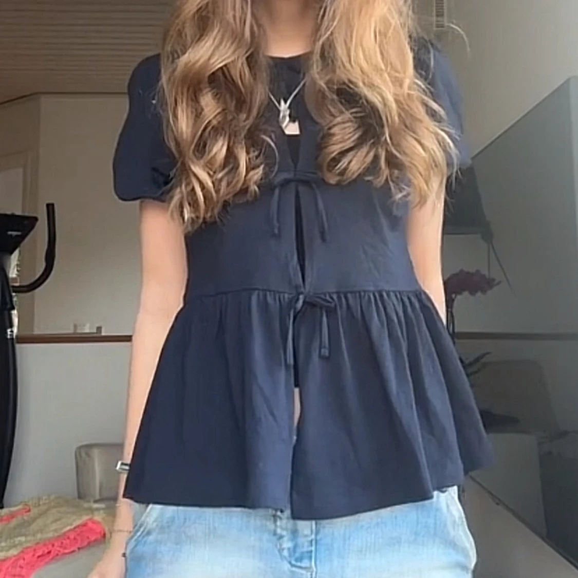 Svart blus med knyt och volang