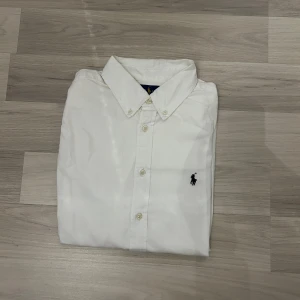 Vit Ralph Lauren Skjorta - Vit Ralph lauren skjorta | skick 9/10 | inga defekter | storlek years 16, motsvarar xs/s | nypris 1800kr | hör av er vid frågor eller funderingar 🙌