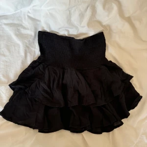 Volang kjol - Jättefin volang kjol med inga defekter, säljer då den inte används längre! 🙌💓 använd helst köp ni knappen, priset kan diskuteras vid snabb försäljning ☺️