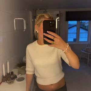 Vit croppad stickad tröja - Säljer denna fina vita korta stickade tröja från Zara. Köpt för 400 säljer för 200🥰 använd fåtal ggr🥰