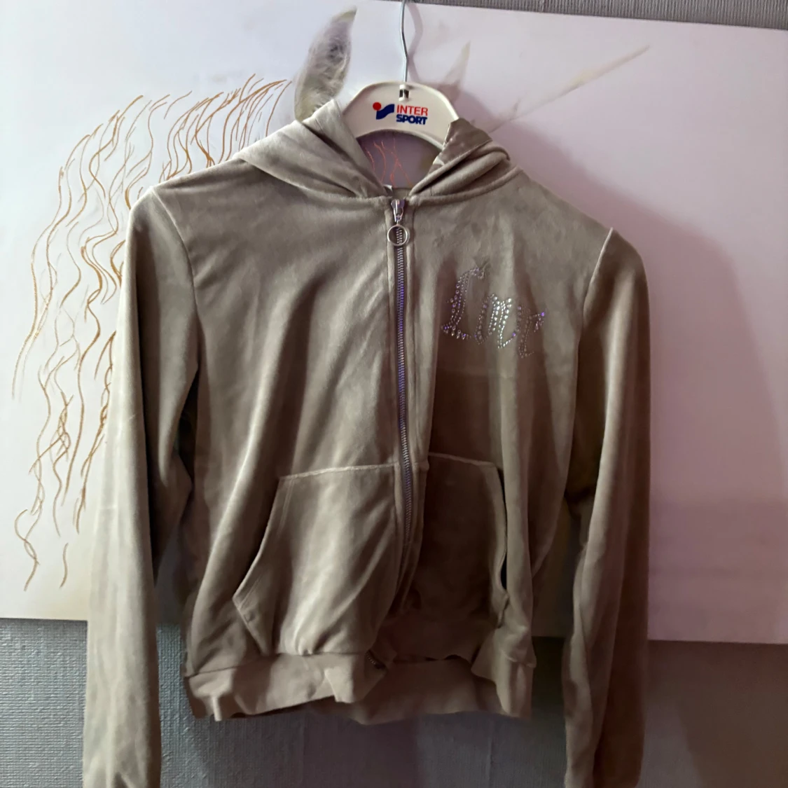 Beige velourhoodie från Lindex