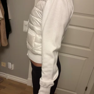 Vit cardigan - Säljer denna fina cardigan från Gina Tricot i storlek 170. Aldrig använt🥰