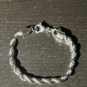 Silver Armband Cordell - Cond: 10/10 Strlk: 18/20,5cm - 4/6mm (se sista bild) Material: Rostfritt stål (ja det tål vatten)