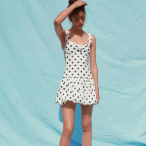 Jätte populär prickig zara klänning  - Supersöt eftertraktad vit kortklänning med svarta prickar och breda axelband från zara som alltid är slutsåld 🥰💓storlek S 💞aldrig använd bara testad. Reannos