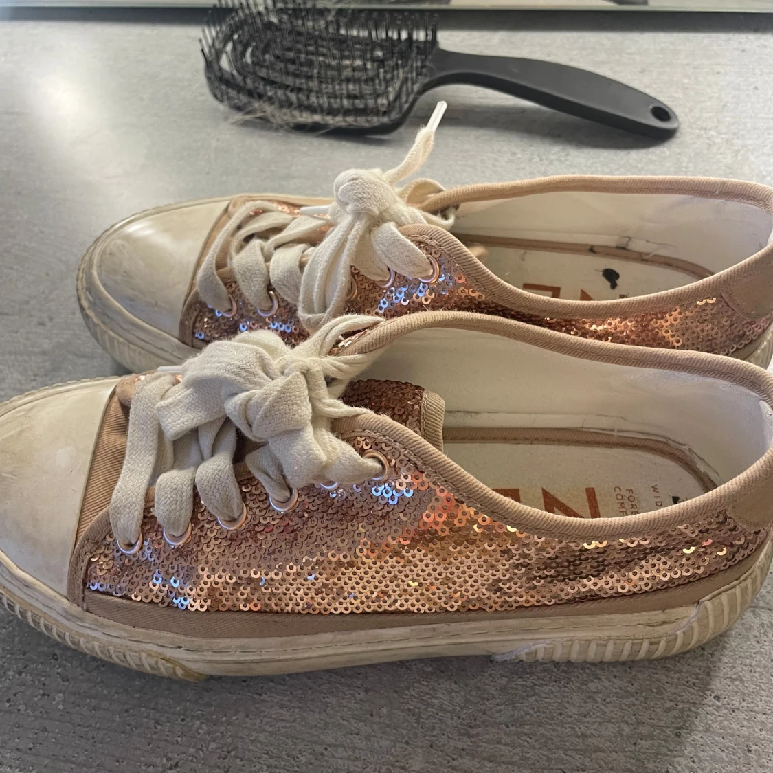 Glittriga sneakers från Next - 1