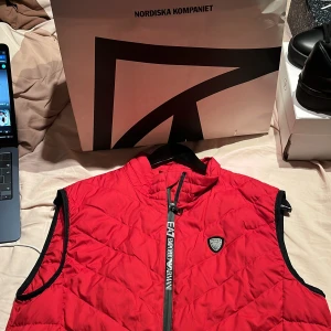 Armani väst  - Säljer nu min Armani väst som är max använd 5 gånger, köptes på nk för 2000 men kan tänka mig släppa den billigt för behöver pengarna. Perfekt nu till hösten! Skriv gärna för fler bilder eller andra funderingar 