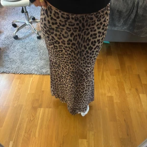 Leopard kjol  - Säljer min leopard kjol ifrån Gina tricot i storlek s. Använd 1 gång men kommer tyvärr inte till användning längre, nyskick. 