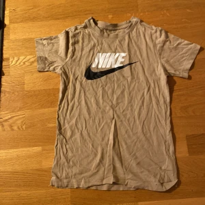 Beige Nike t-shirt  - Sjyst biege nike t-shirt i storlek 142