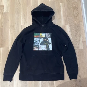 Svart hoodie Welcome to Sweden M - Svart hoodie från The Goats med einars album Welcome to sweden tryck på. Nypris 499. Pris kan diskuteras.