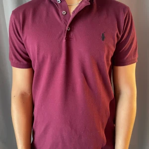 Polo Ralph Lauren Pike - Snygg vinröd pike från Polo Ralph Lauren i slim fit-modell. Piken är i riktigt bra skick. Priset är ej hugget i sten🤗
