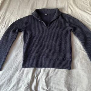 Stickad sweater  - Stickad mörkblå sweater från Bandit, storlek M. Inga fel eller skador, som ny och väldigt mjuk och skön att bära. Perfekt för kallare dagar.