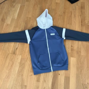 Mckenzie zip hoodie - Tjena säljer denna snygga mckenzie zip hoodien. Den är aldrig andvänd och jag tycker den e jätte fin. Jag säljer den eftersom att den inte riktigt passade mig i storleken. Jag är runt 185 och den passar någon mellan 165-180