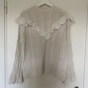 Tröja från Zara - Säljer min vita tröja från Zara då den inte kommer till användning. Tröjan är i fint skick och har inga hål, fläckar eller andra defekter! Om du har någons funderingar är det bara att höra av sig!☺️