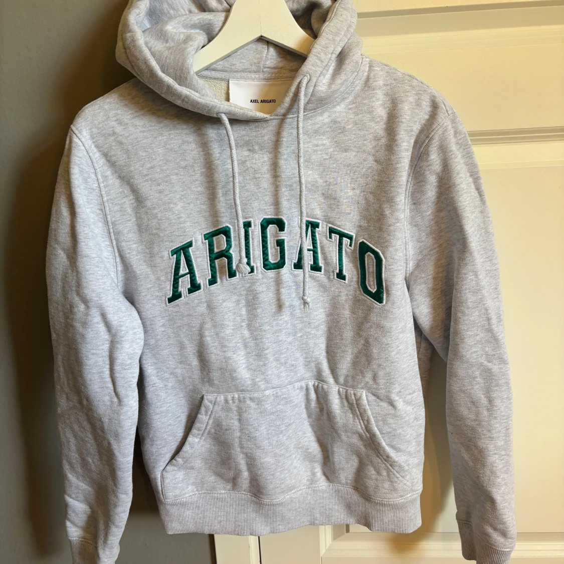 Grå hoodie Axel Arigato med grön text - 2