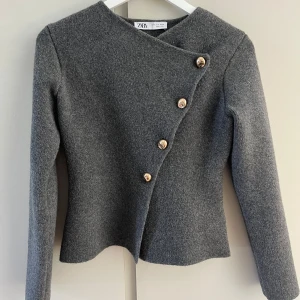 Stickad kofta Zara - Stickad kofta från Zara i tjockare material med guldknappar! Bara använd en gång