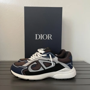 Dior sneakers i blått och svart - Skorna är använda några gånger och dem skickas med allt OG ✅ . Säljer skorna billigt eftersom jag har ingen användning av dem och vill få bort dem så snabbt som möjligt. Priset kan diskuteras vid snabbt köp. ÖPPEN TILL TRADES, BYTEN AV SKOR.