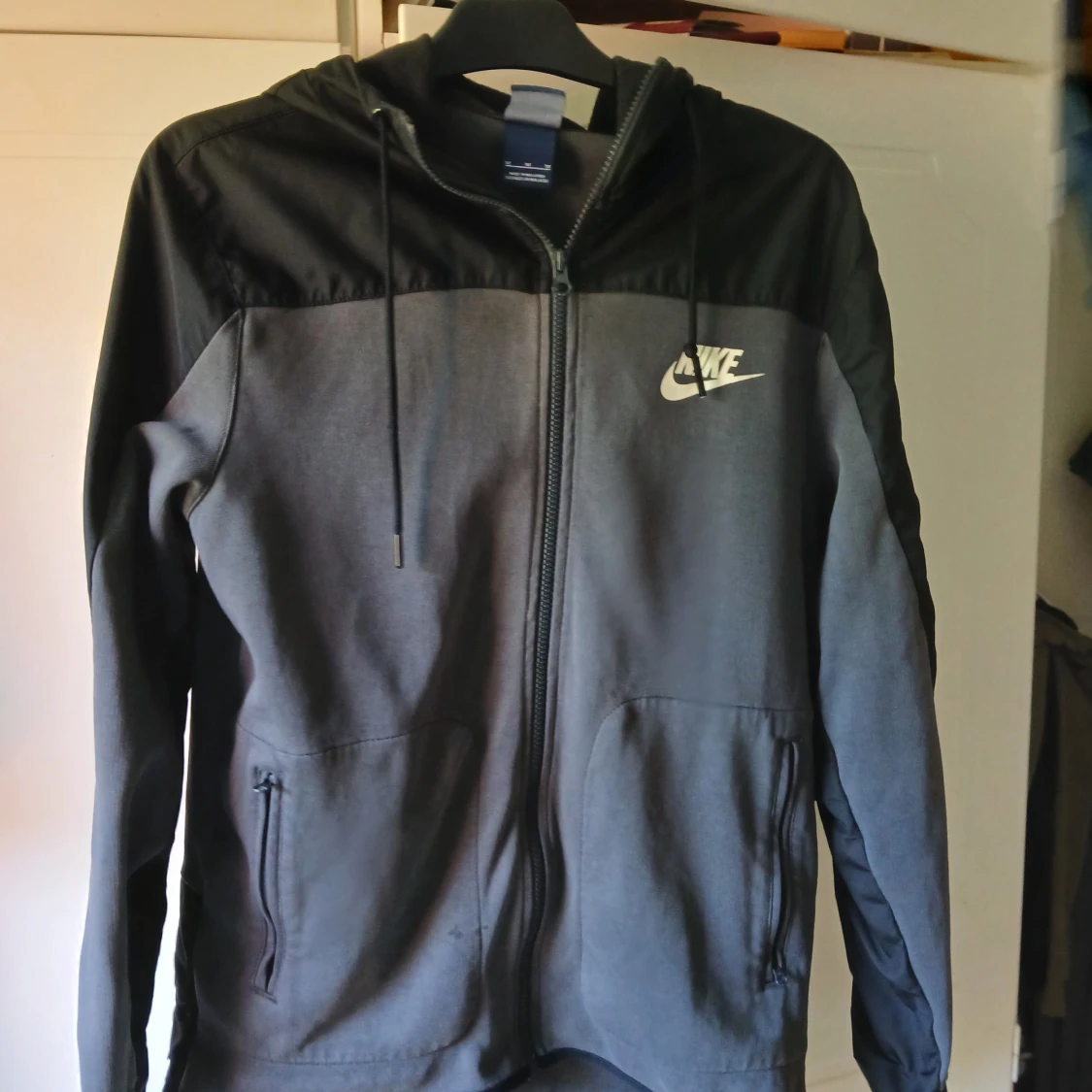 Nike svart och grå vindjacka med huva