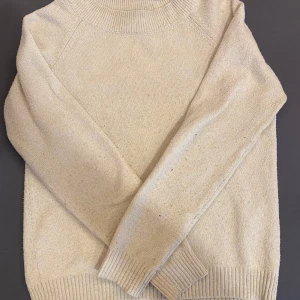 Ljusgul stickad tröja Vero Moda XS - Säljer en enkel och snygg beige stickad tröja från Vero Moda i storlek XS. 