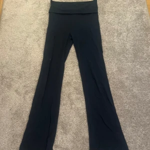 Mörkblå yoga pants  - Mörkblå mjukisbyxor/yoga pants från Gina Tricot. Storlek 146/152 pris går att diskutera 🩷🩷om man köper idag kan man få dem för 30 kr