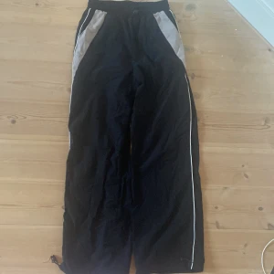 Svarta cargobyxor/dansbyxor - Super snygga svarta cargobyxor men som jag mest har använt när jag dansat! De är lite baggy och har en anpassningsbar midja och ben! OBS: den sista bilden är inte min utan den är tagen från hemsidan där byxorna kommer ifrån 💓