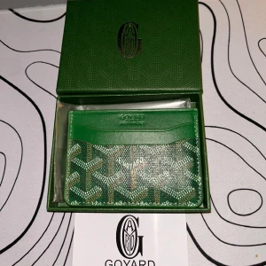 Plånbok  - En snygg plånbok från gyard. Mörk grön, kommer med ”box” och certifikat. Bara höra av sig om ni vill veta mer information eller om ni vill ha fler bilder😇