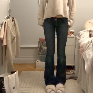 Lågmidjade bootcut jeans - Vintage mörkblå lågmidjade bootcut jeans från American eagle. Midjemått(rakt över)=39cm Innerbenslängd=83.5💕