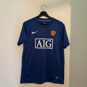 Manchester United Ronaldo fotbollströja  - Manchester United fotbollströja med Ronaldo 7 på ryggen från 2008/09 säsongen. Den är i mycket gott skick. Storlek Small.  Skriv till mig vid funderingar och kolla in mina andra annonser! Rabatt tillkommer vid köp av bundles!