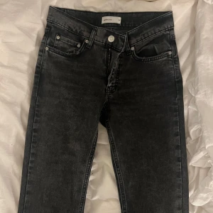 Jeans - Snygga jeans från Gina Tricot🩶Dem är mörk grå och är i storlek 34. Jag har spretat upp benen på byxorna så dem passar mig som är 170cm lång🩶använda någon gång men inga defekter.