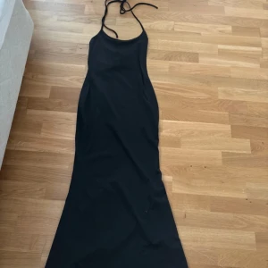 Svart maxiklänning - Svart maxiklänning. Knytbar vid nacken, du kan justera storleken på längden som passar dig bäst. Skönt och stretchigt material
