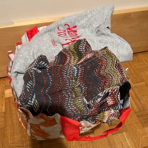 Inspoco mystery box  - Kläder för dam allt mellan linnen, tröjor, set. Båda i nyskick med prislappen kvar och i acceptabel skick. Säljer pga personlig skäl. Strl L på allt