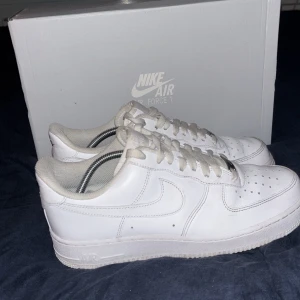 Air force 1 storlek 40,5 - Air force one i storlek 40,5 men passar från 40-41, dem är i ett väldigt bra skick med någon lite mindre skada som går att fixa. Använda ungefär 10 gånger men i stortsätt ny skick. Använder ej längre så säljer dem nu för 475 kronor. Hör av dig vid vidare frågor eller prisförslag.😊