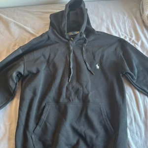 Svart hoodie från Polo Ralph Lauren - Svart hoodie från Polo Ralph Lauren helt ny men den är bara för stor därför jag säljer 