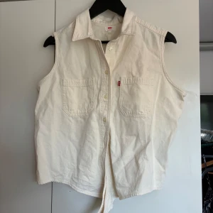 Vit/beige jeansväst från Levis - Använd vid enstaka tillfälle 