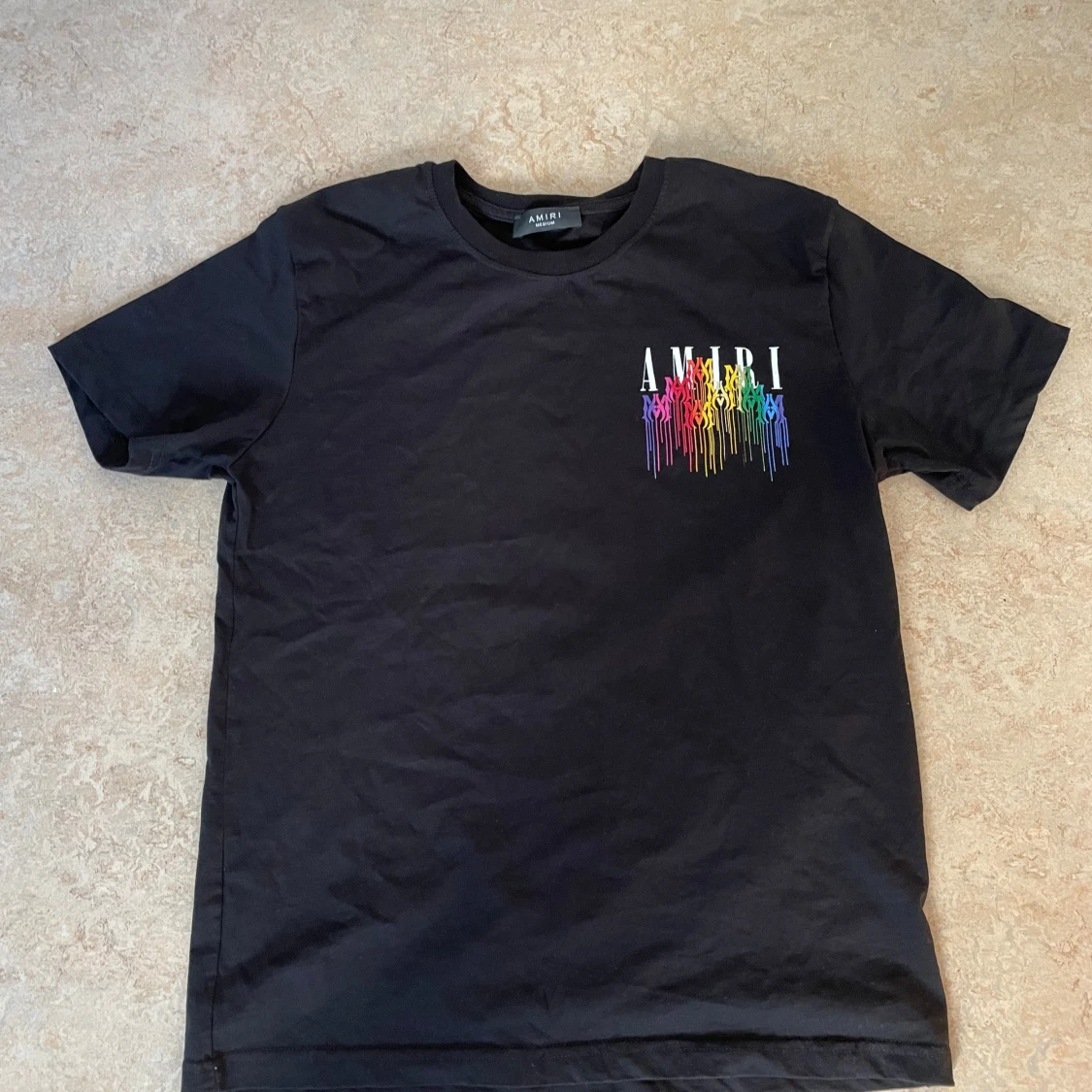 Svart AMIRI t-shirt med regnbågstryck