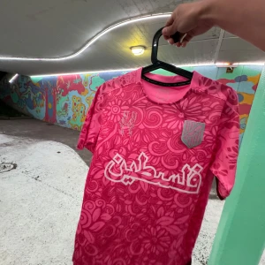 FC Palestina Rosa - 🎁 Vid varje köp får du ett armband + slumpmässigt klistermärke som tack från oss. Vi står tillsammans för Palestina. 🇵🇸 