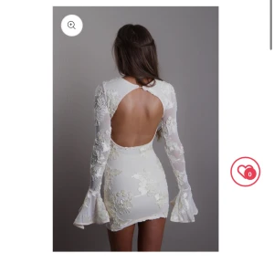 Milliiie Jennie Dress vit blommig - Supersnygg vit kortklänning från Milliiie med blommigt mönster och transparenta långärmar med volang. Klänningen har en öppen rygg och figurnära passform, perfekt för dig som vill sticka ut. Materialet är polyester med broderade detaljer. Klänningen är i storlek xs/s, nypris är 1699kr men säljer för 1200kr. Pris kan diskuteras.