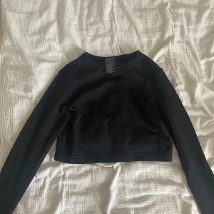 Svart träningstopp - Svart croppad träningströja 