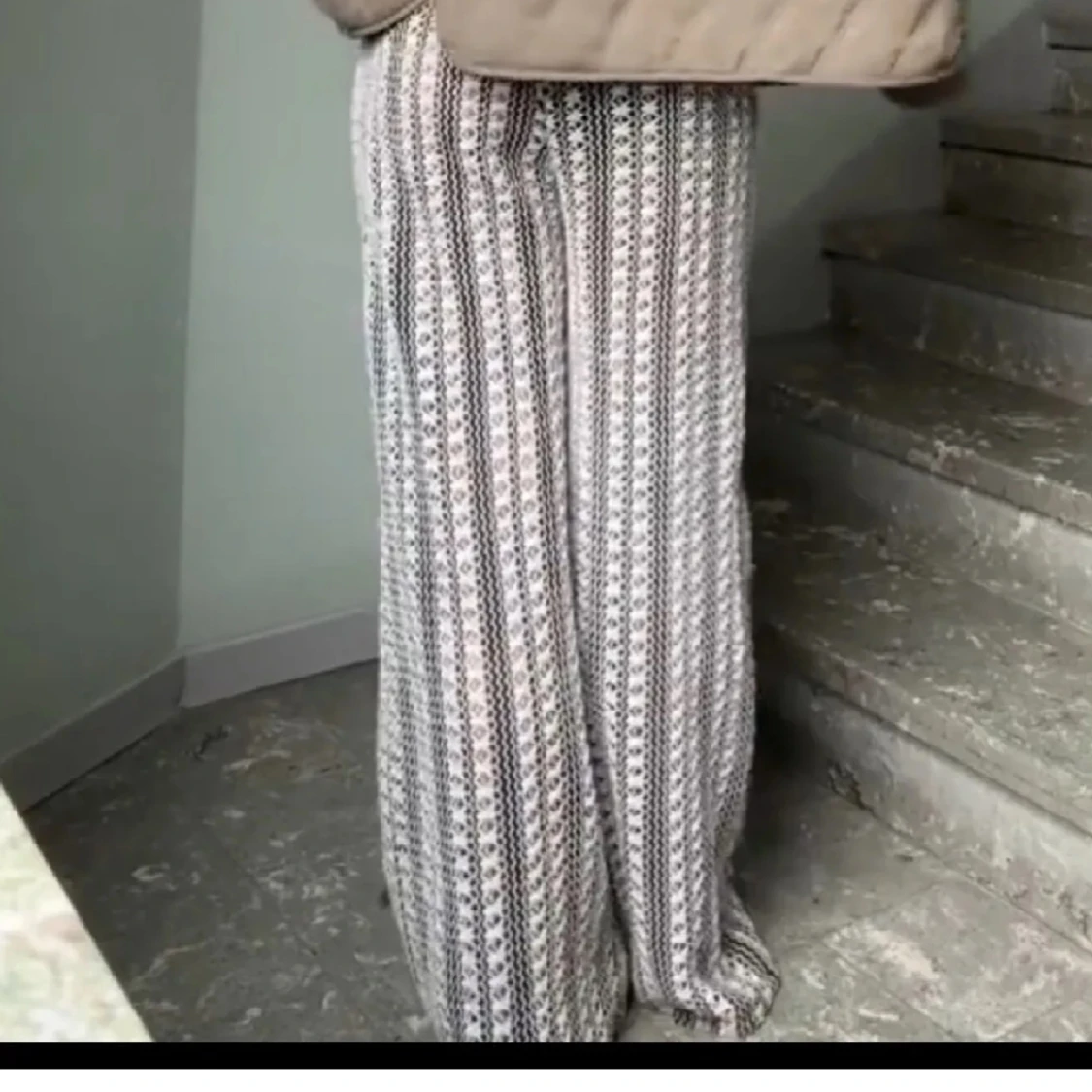 Mönstrade virkade vida byxor - 2